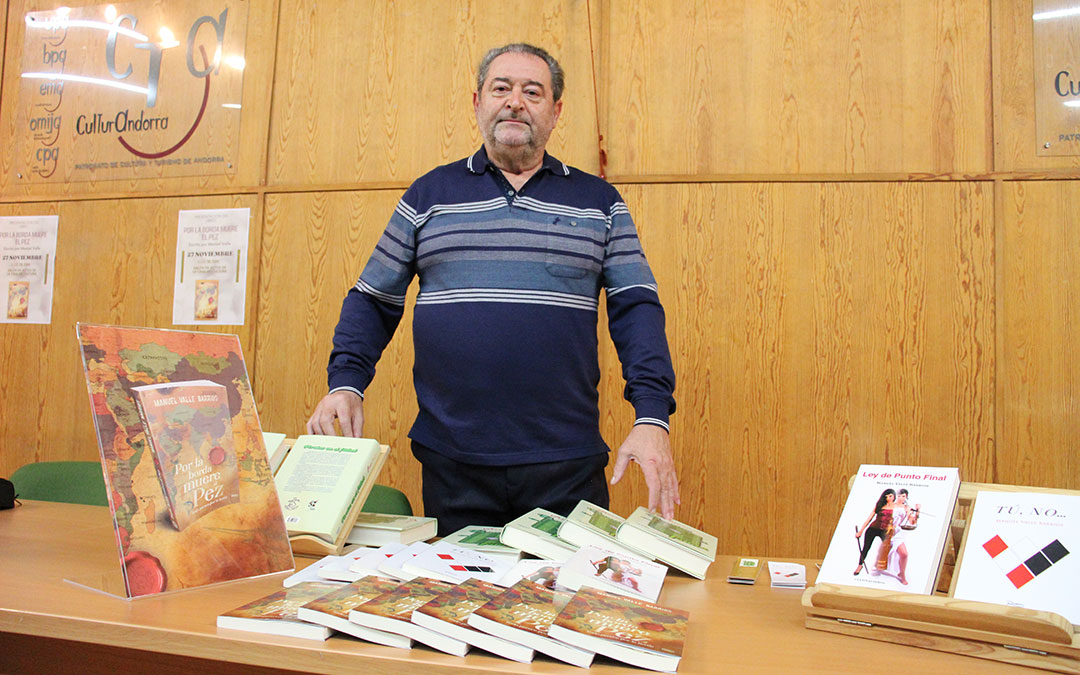 Valle presentó su último libro en Andorra y lo hizo rodeado de sus anteriores obras. / B. Severino