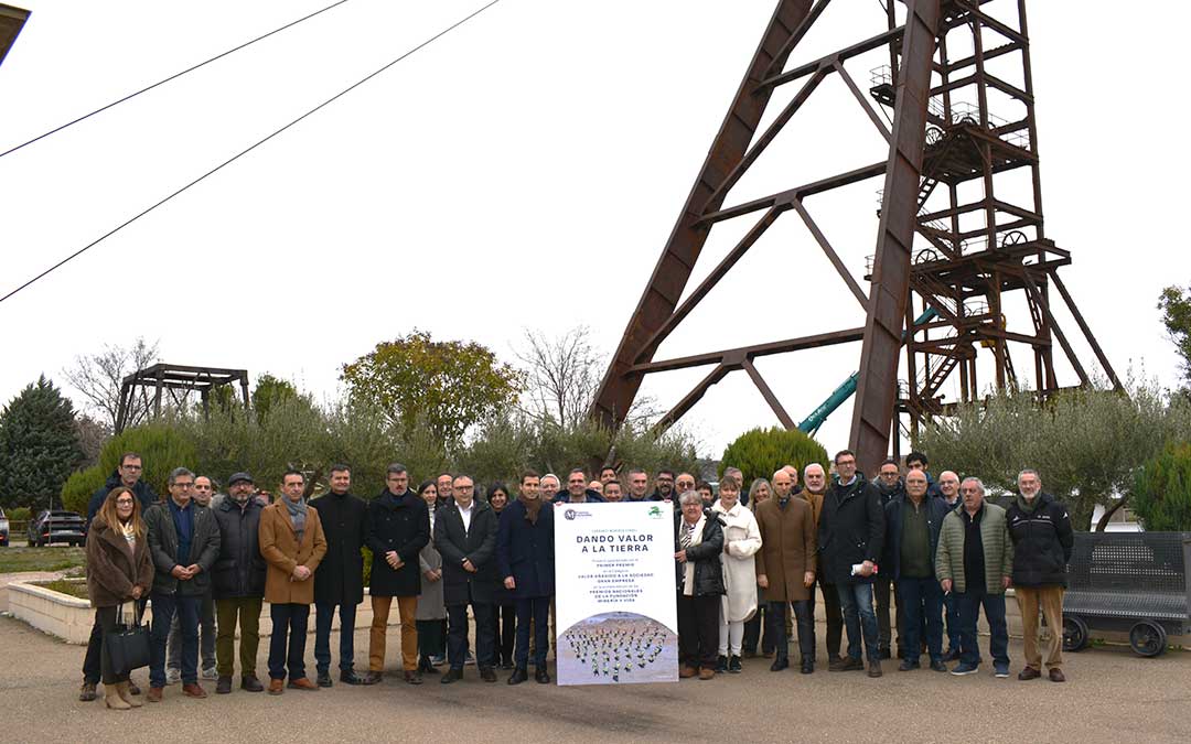 Foto de familia tras la presentación del proyecto 'Dando Valor a la Tierra' de Grupo SAMCA este miércoles en el museo minero de Andorra./ C.O.