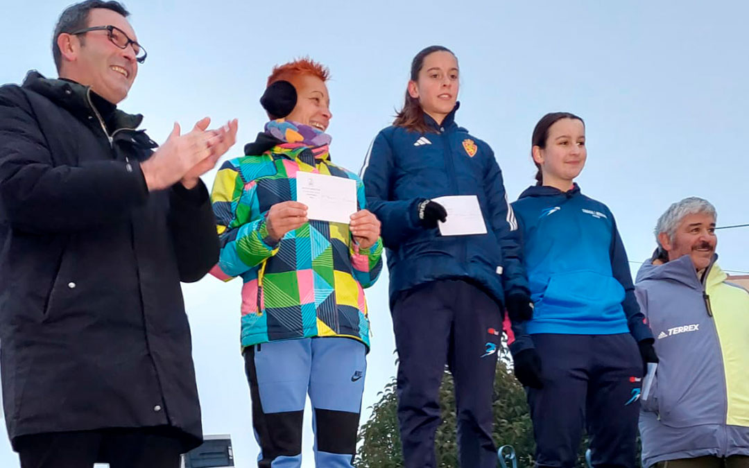 Podio femenino con Carlota Gasión, Ana Castro y Olivia Gasión, que recibieron sus cheques de manos del alcalde, Rafa Guía, y del concejal, Antonio Donoso. / Club Zancadas
