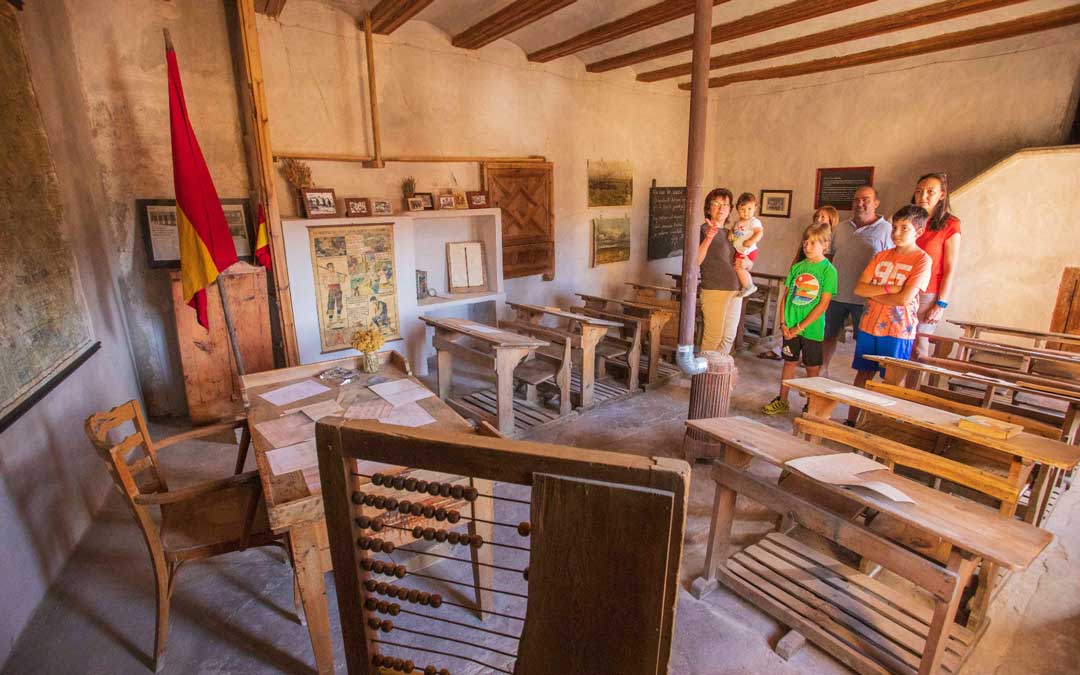 Interior de una de las antiguas escuelas rurales de la Comarca del Maestrazgo, restaurada como parte del proyecto./ Comarca del Maestrazgo