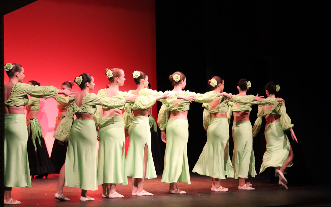 Actuación de las alumnas de la Escuela Municipal de Música y Danza de Alcañiz en la apertura de los IX Premios Mariano Nipho./ Sandra Jiménez
