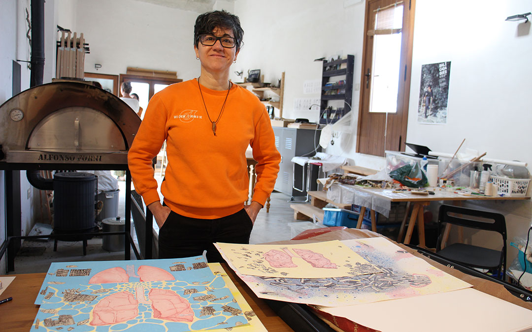 Begoña Trujillo (www.behance.net/begoatrujill) en su mesa de trabajo en Filou delante de algunas de sus ilustraciones. / B. Severino