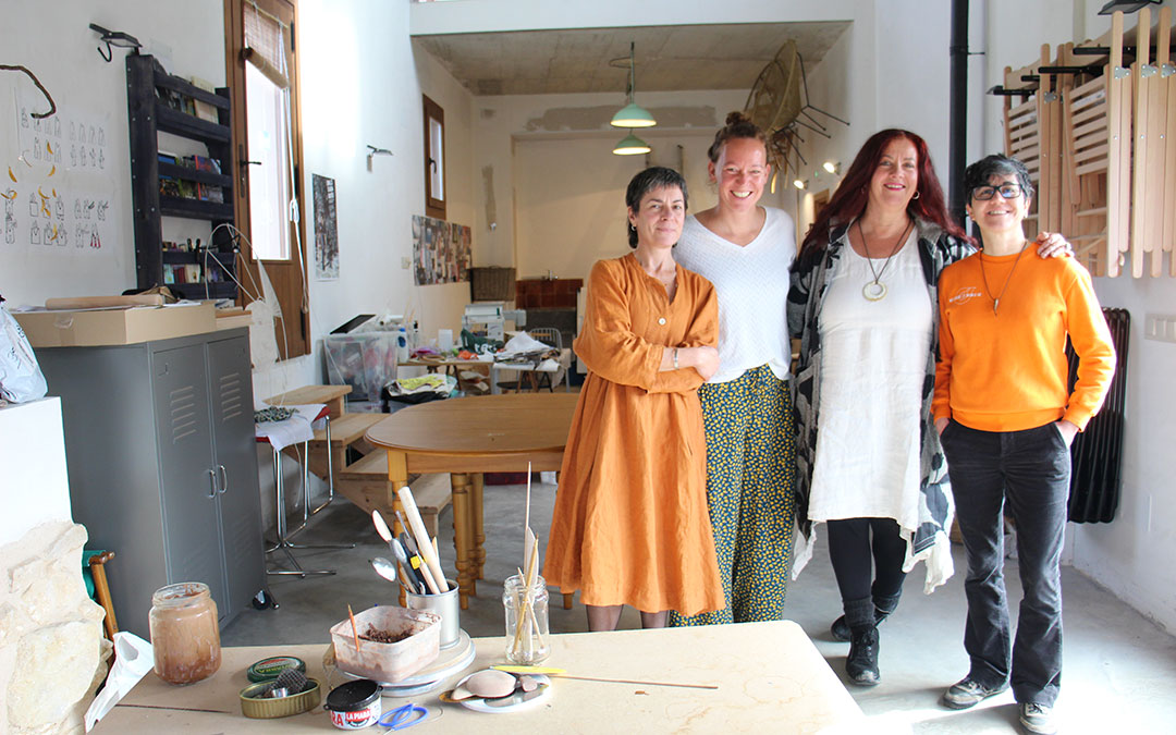 Las residentes de noviembre en el taller de la Casa-jardín Filou. / B. Severino