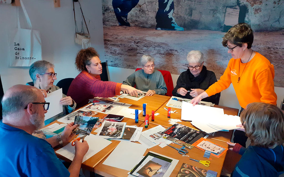 Un momento del taller de collage que impartió Trujillo para vecinos. / Casa Filou