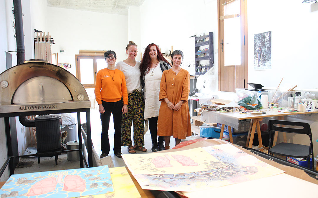 Begoña Trujillo (sus dibujos, delante), Nynke Brandsma, Reina de Vries y Covadonga Hornero, en el taller de Filou. / B. Severino