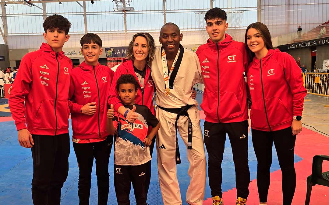 El equipo Cabral Team celebra junto a su entrenador, José Carlos Cabral, la medalla de oro conseguida en la categoría Master 68 kg durante el Campeonato de España por Clubes 2024, celebrado en La Nucía (Alicante)./ Cabral Team