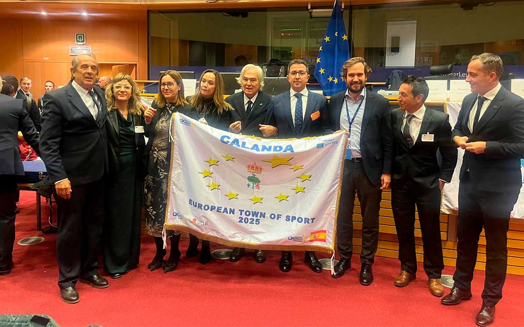 Alcalde y concejales de Calanda viajaron hasta Bruselas para recoger el galardón que acredita al municipio como Villa Europea del Deporte 2025./ Ayto.
