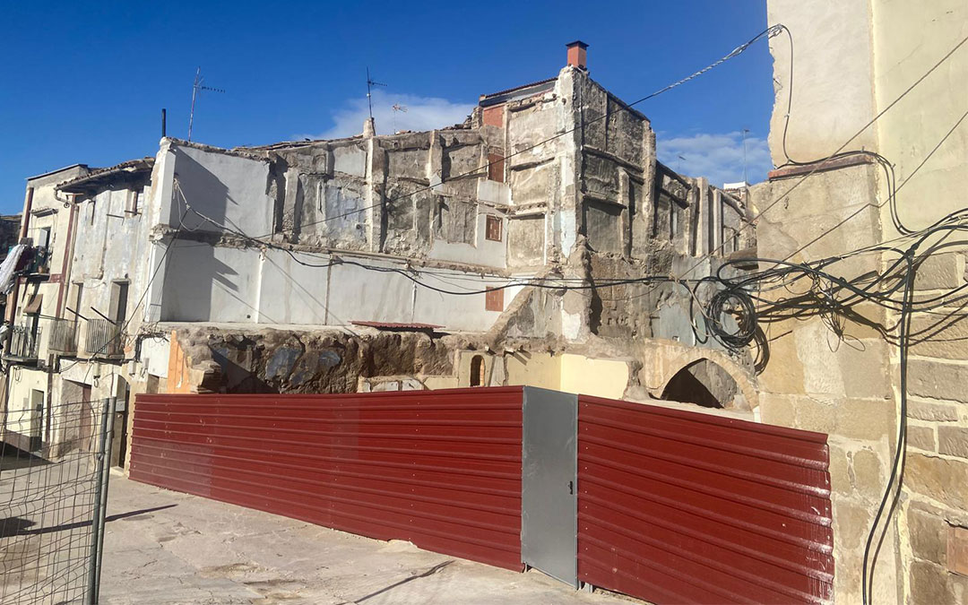 Estado actual de la calle Trinidad con el solar que ha dejado el derrumbe de las cinco viviendas./ Marina Monreal Rams