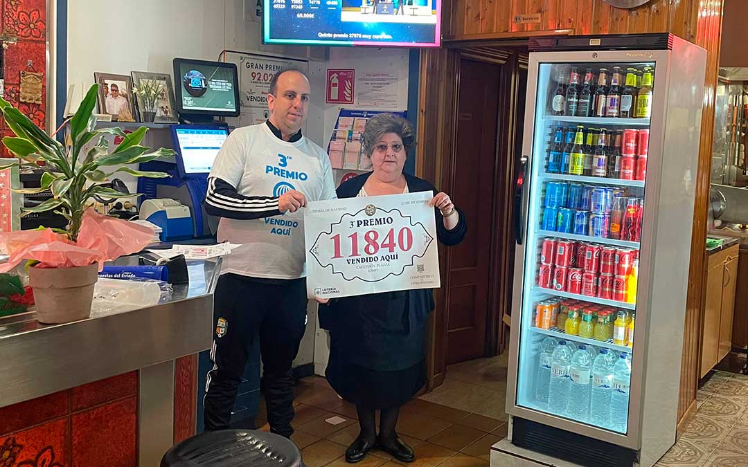 María Urgell, dueña del bar Plazza de Caspe, junto a su sobrino Jorge Pareja. Han vendido un pellizco del tercer premio./S.F.