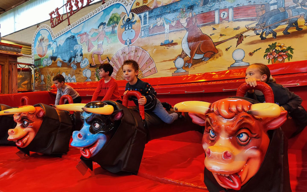 Algunos de los niños disfrutando de Caspelandia en su primer día de apertura. / A.Gracia