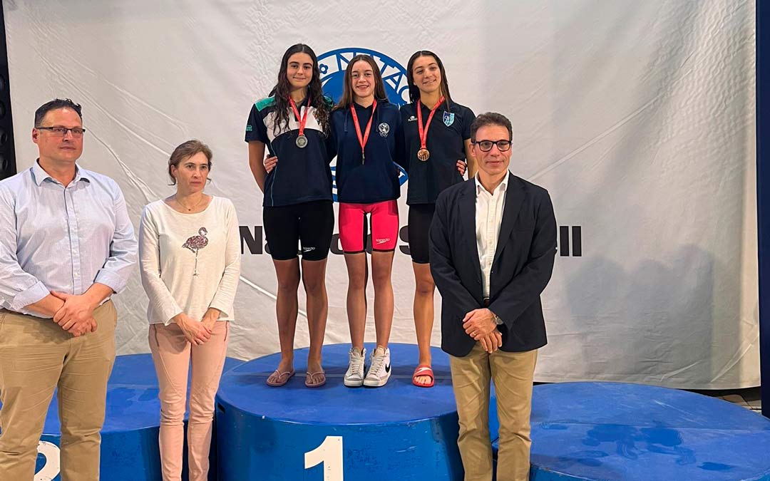 La joven nadadora andorrana Irene Ciércoles en lo alto del podio este fin de semana./ F.C.