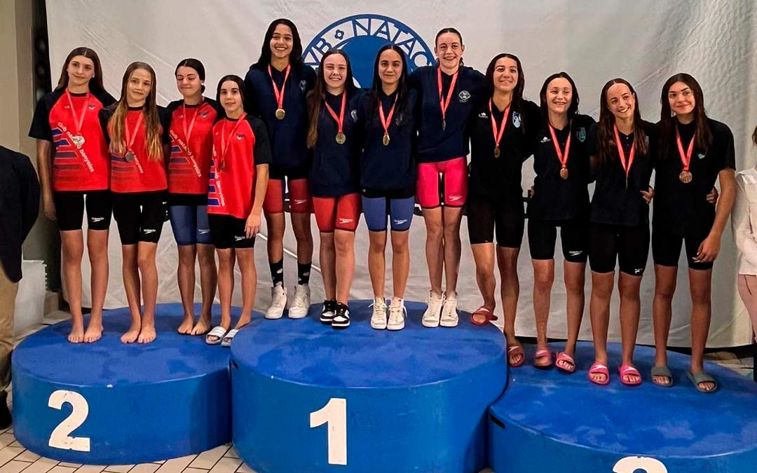 Irene junto a sus compañeras en el podio de relevos./ F.C.