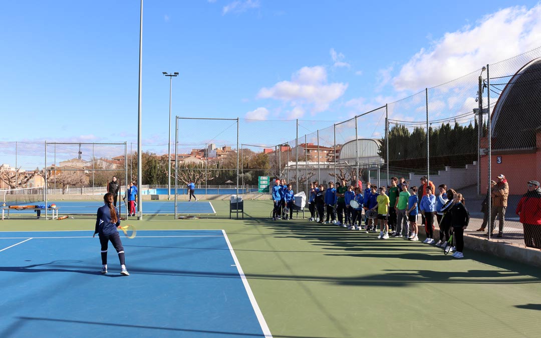 Pequeños amantes del tenis durante el clínic de Caspe./ Sandra Jiménez