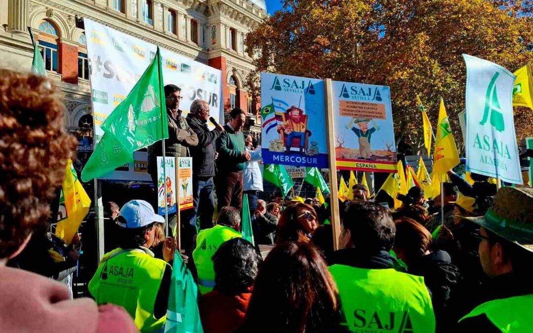 Agricultores y ganaderos de toda España, con amplia representación aragonesa, se concentran frente al Ministerio de Agricultura en Madrid para exigir soluciones ante la crisis del campo y rechazar el acuerdo Mercosur./ ASAJA