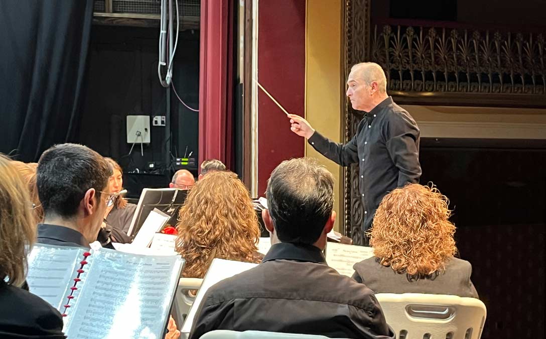Francisco Grau Pérez conduciendo a los músicos./ J.A.L