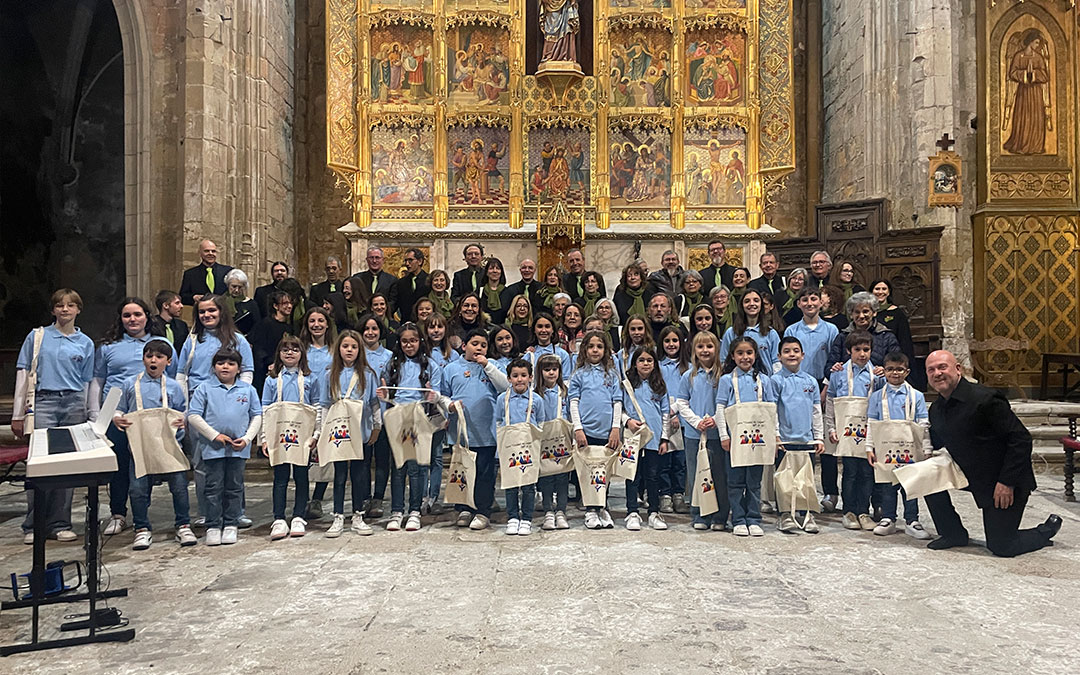 Coro de adultos, detrás, y la coral infantil delante./ S.F.