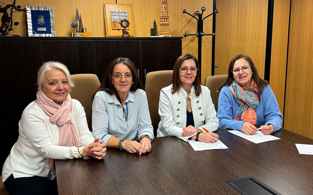 Representantes de la Asociación de la Mujer Caspolina y del Ayuntamiento de Caspe./ Ayto. Caspe