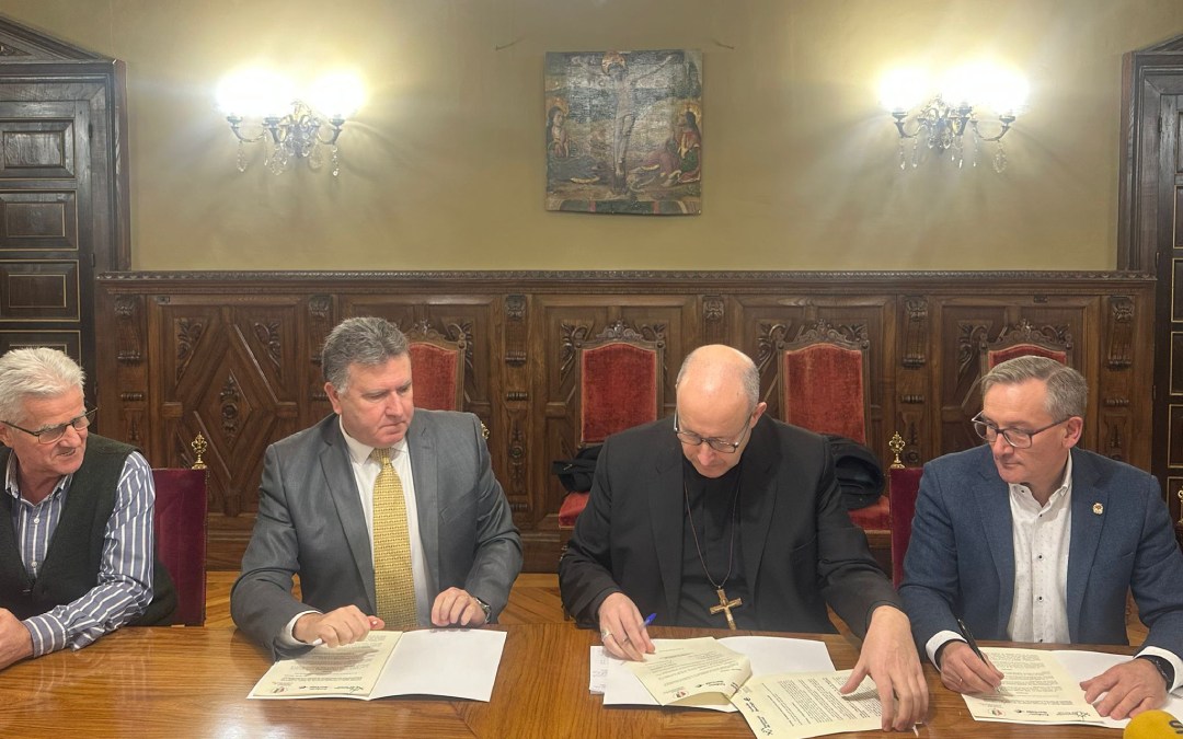 Firma del convenio entre el Obispado de Teruel y Albarracín, la DPT y Fundación Ibercaja para la conservación del patrimonio artístico-religioso./ DPT