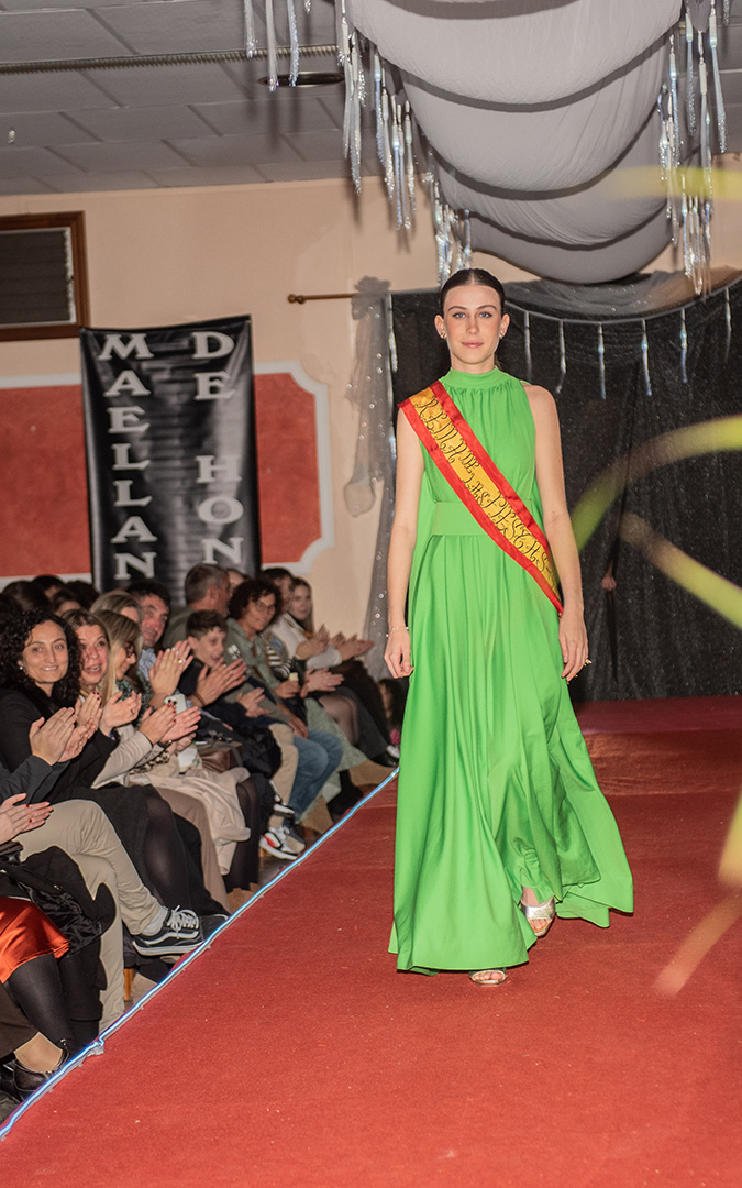 Uno de los vestidos que se pudo ver durante la tarde del viernes en Maella. / MJFotografía.
