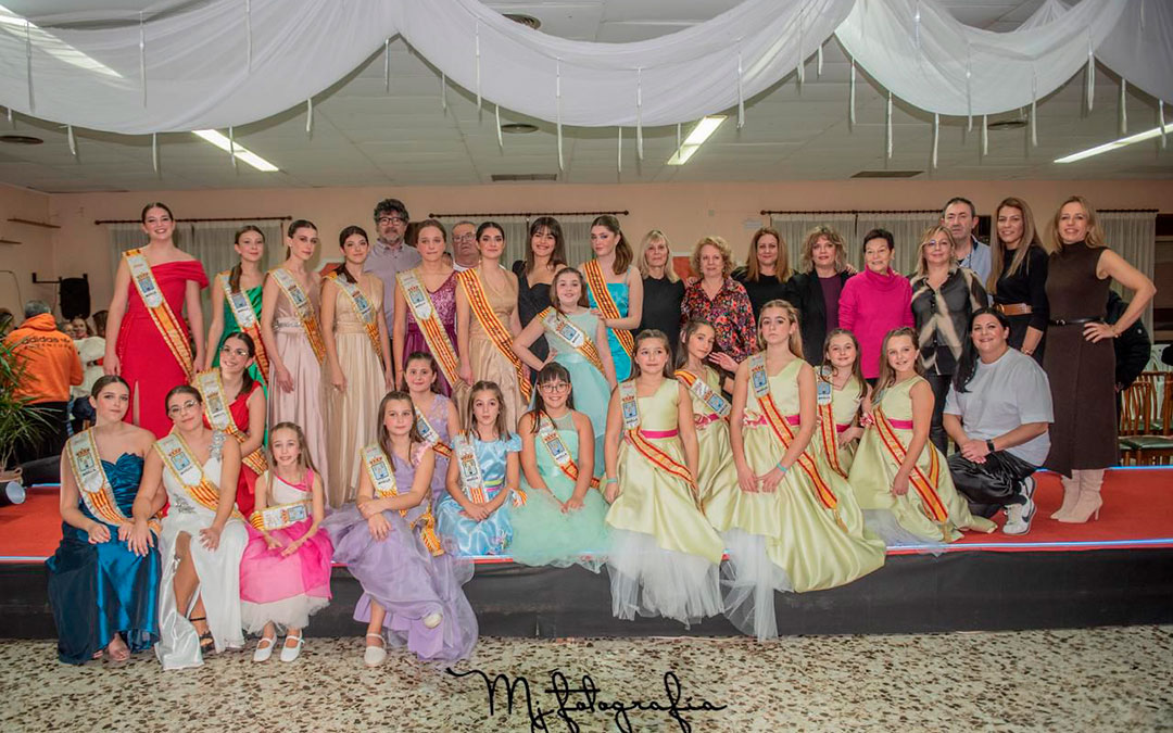 Foto de familia de las modelos, organización y colaboradores al finalizar el acto. / MJ Fotografía