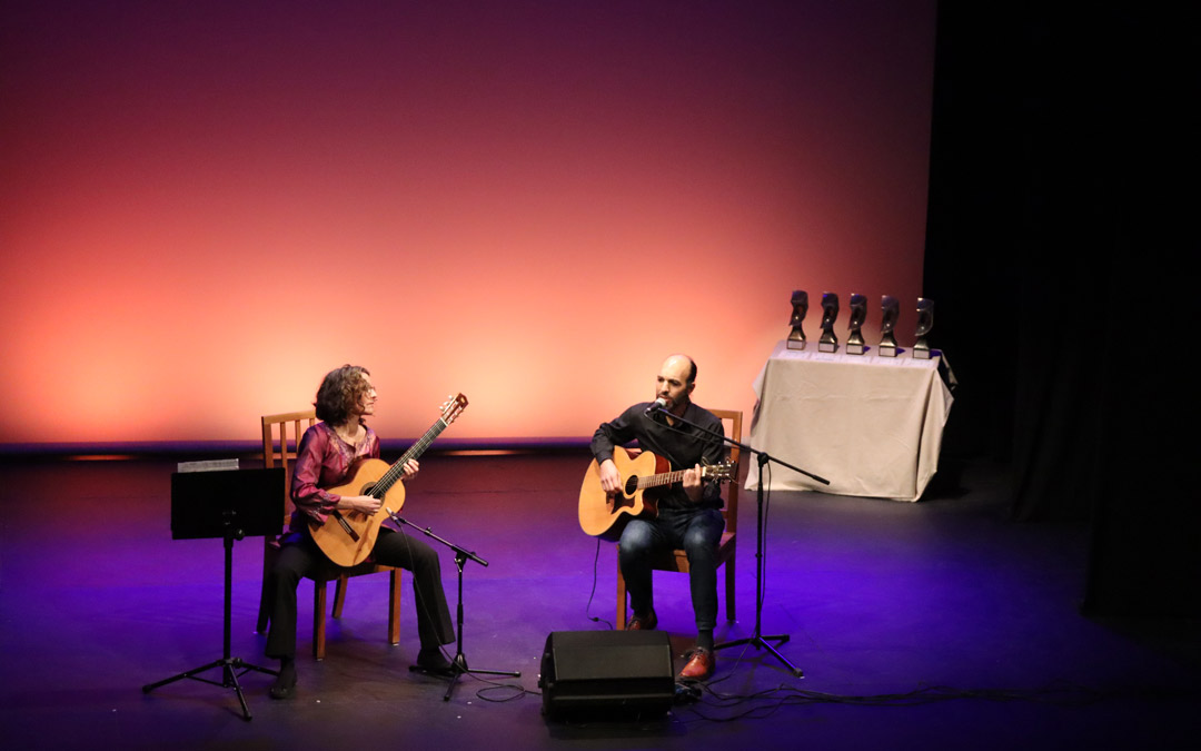 Dúo musical Nuria y Rober durante la apertura de los IX Premios Mariano Nipho./ Sandra Jiménez