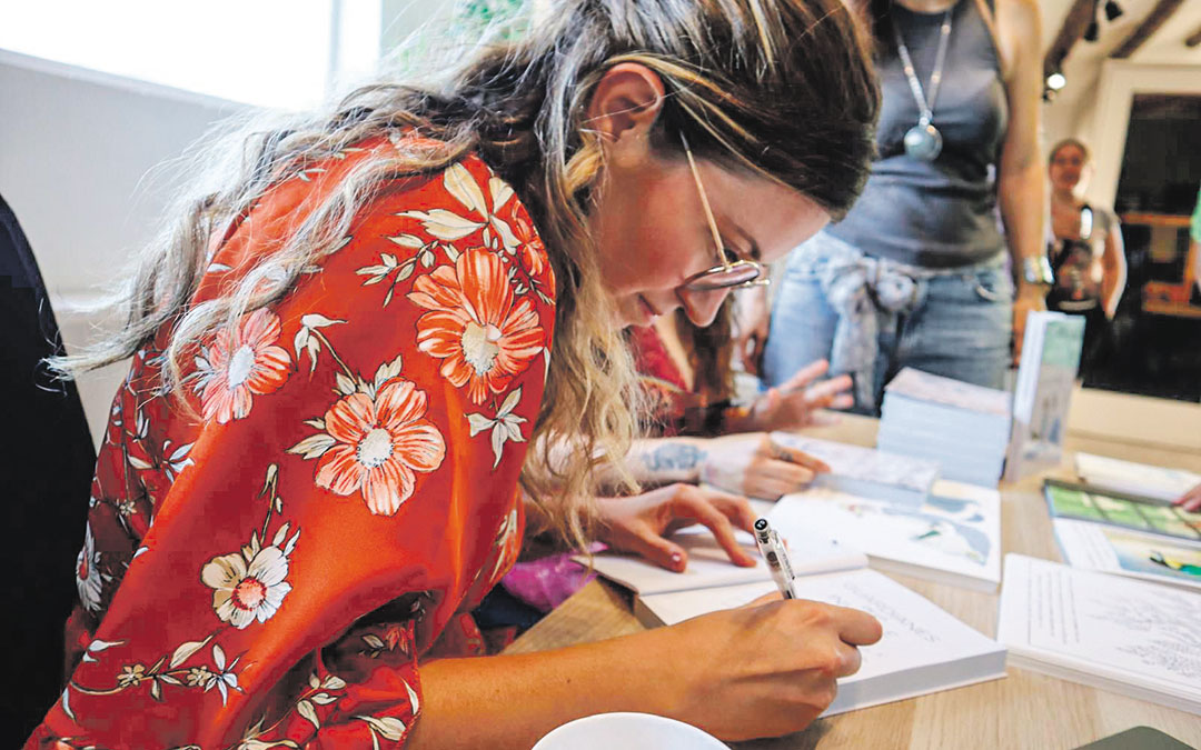 María Lázaro, en verano firmando ‘Guardianes de lo invisible’ en honor a los que se quedan y cuidan el legado. / Vicky Sanse