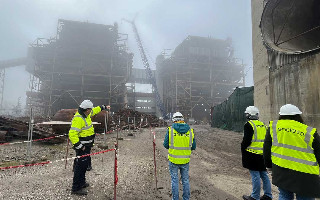 Uno de los trabajadores de Endesa enseña algunas de las infraestructuras que permanecen todavía en pie en la Central Térmica de Compostilla II, que comparte historia con la de Andorra, a más de 800 kilómetros./ C.O.