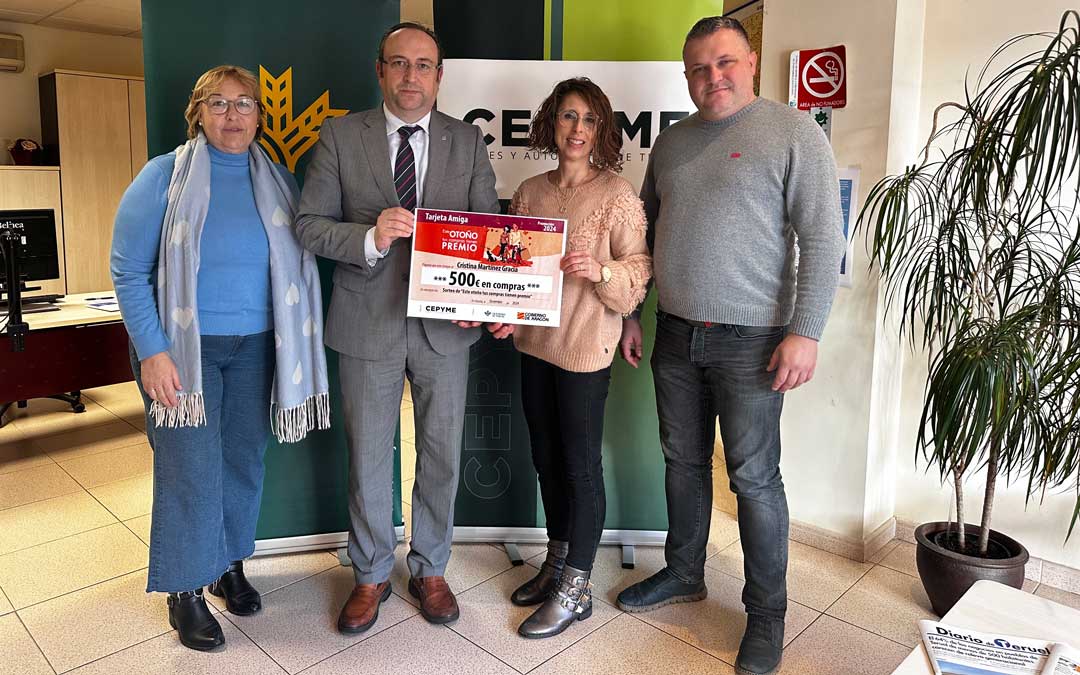 Momento de la entrega del premio con la ganadora, del vicepresidente de CEPYME Teruel, Dani Giner; el director de zona del Bajo Aragón de Caja Rural de Teruel, Emilio Mallén; y la gerente de la Asociación del Centro Comercial Abierto de Alcañiz, Anabel González./ CEPYME