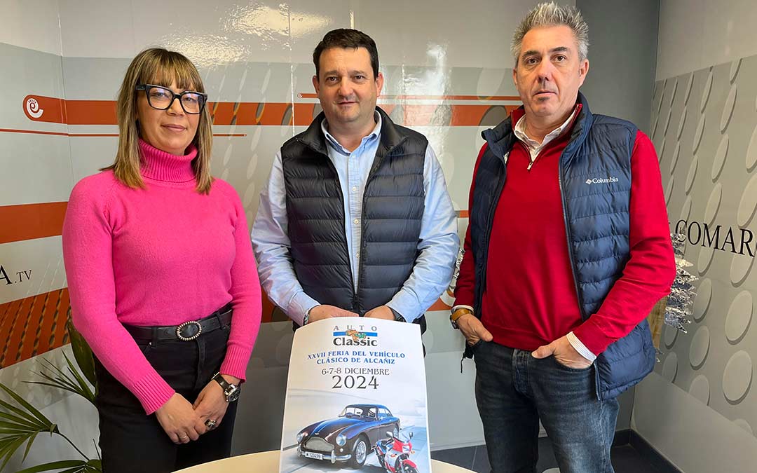 Belén Adán, concejal de Turismo, Industria y Ferias (centro); Miguel Angel Estevan, alcalde de Alcañiz (dcha.); y Pablo Elvira, director general de Expo Motor Events, sociedad organizadora de la feria (dcha.) en los estudios de Radio La Comarca./ L.C.