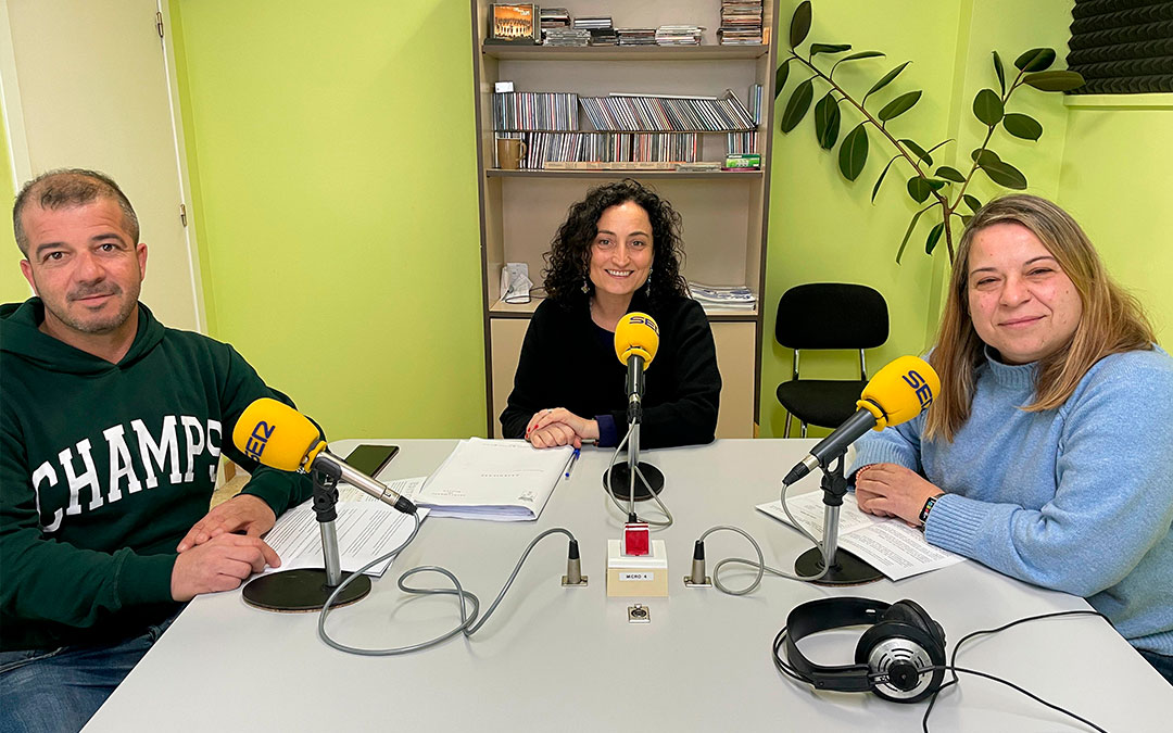Elena Bondía, José Manuel Gargallo y Virginia Rufín en Radio Caspe./ S.F.