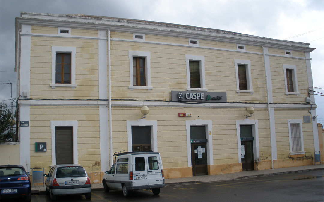 Fachada frontal de la estación de Caspe./ L.C.