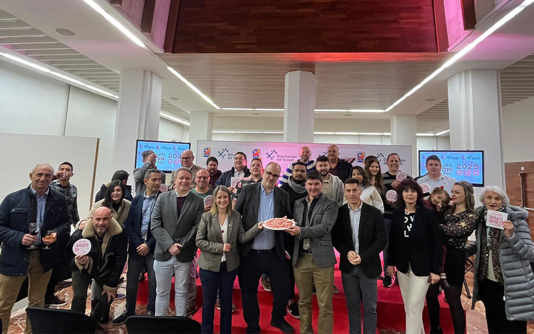 Foto de familia de los premiados con las Estrellas Jamón de Teruel 2025./ Rubén Boltaña