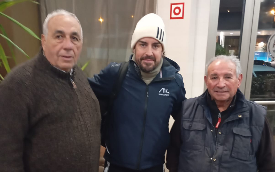 Fernando Alonso llegó el lunes al Hotel Ciudad de Alcañiz. Dos de sus fans pudieron fotografiarse junto a él para el recuerdo./ La COMARCA.