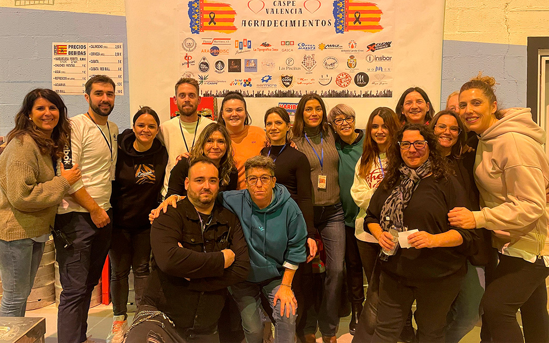 Voluntarios de la barra durante el servicio de cenas./ S.F.