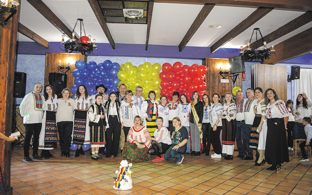 Foto de familia de varios de los presentes portando el traje tradicional rumano./ Iulia Marinescu