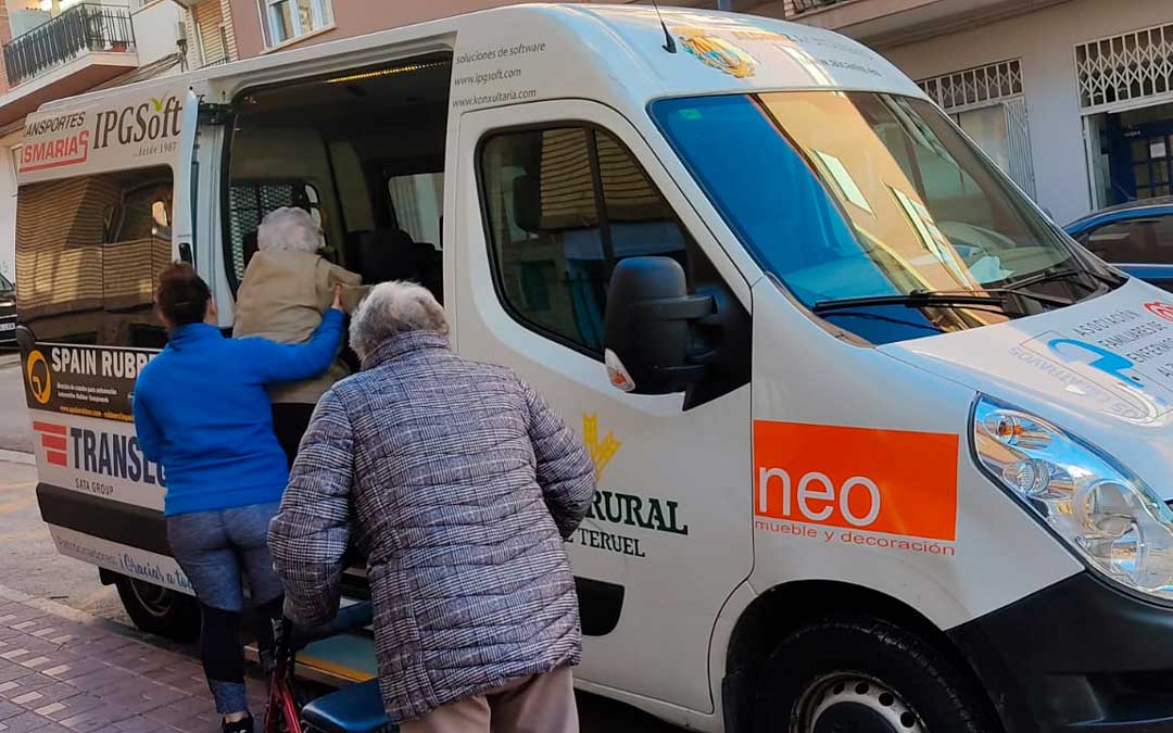 Varios usuarios subiendo a la furgoneta de la asociación./ AFEDABA