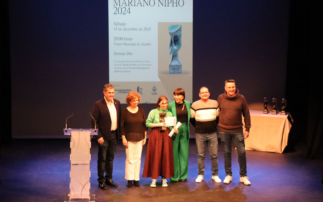El Club Balonmano Alcañiz recogiendo el premio Mariano Nipho en la categoría deportiva./ Sandra Jiménez
