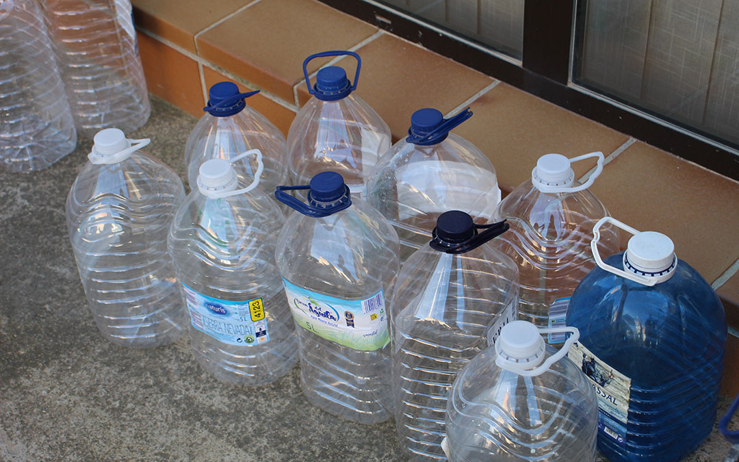 Garrafas de agua listas para el llenado. / B.S.V.