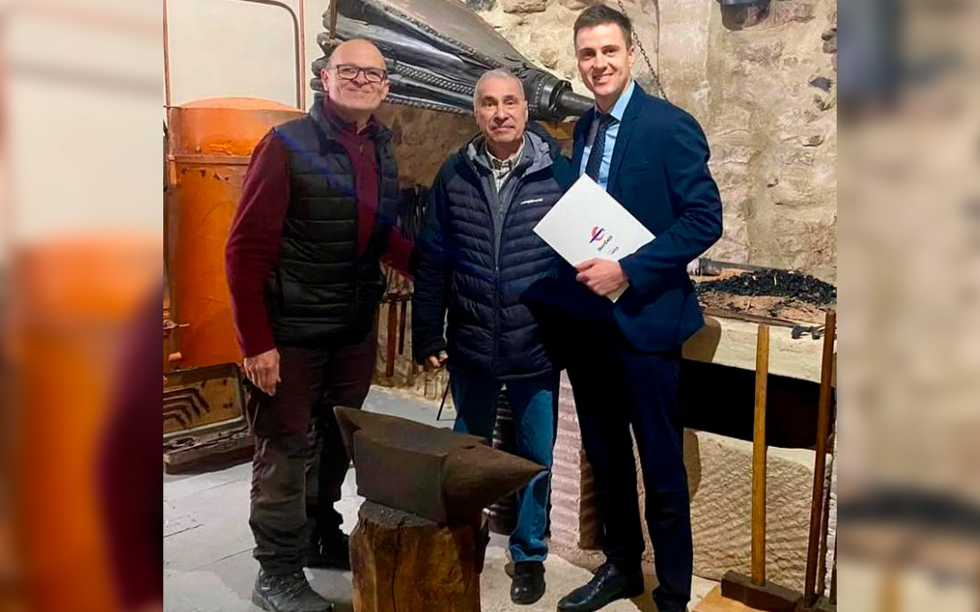 El presidente de la asociación Amics de Nonasp, José María Ráfales; el presidente de Fundación Amics de Nonasp, Hipòlit Solé, y el director de Ibercaja en Nonaspe, Juan Martínez./ Asociación Amics de Nonasp