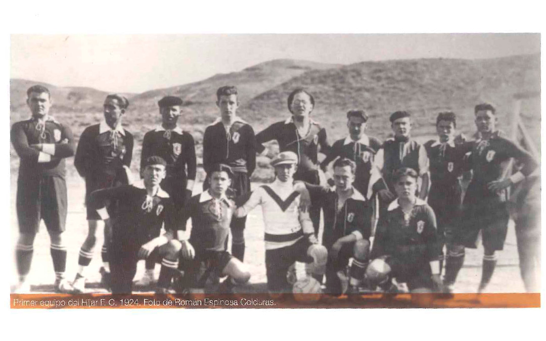Foto del primer equipo del Híjar F.C. en 1924 y que se recopila en el libro. / Foto de Román Espinosa Coiduras