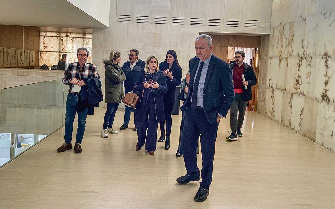 Reunión en la Comarca del Bajo Martín con los alcaldes afectados./ Alba Zurita.