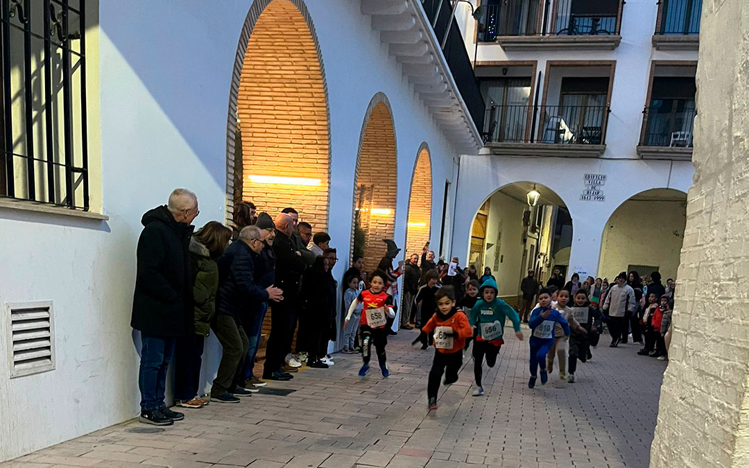 Ánimos a los infantiles en su carrera. / Culturhijarte