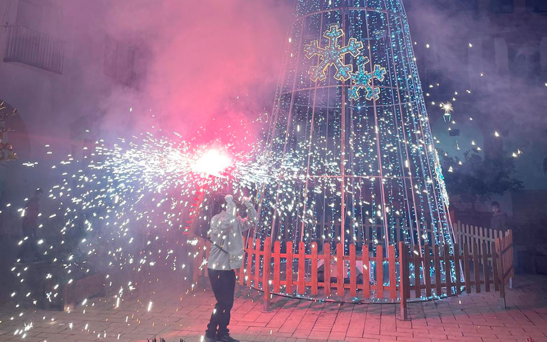 Cierre con el torico de fuego infantil en la San Silvestre hijarana. / Culturhijarte