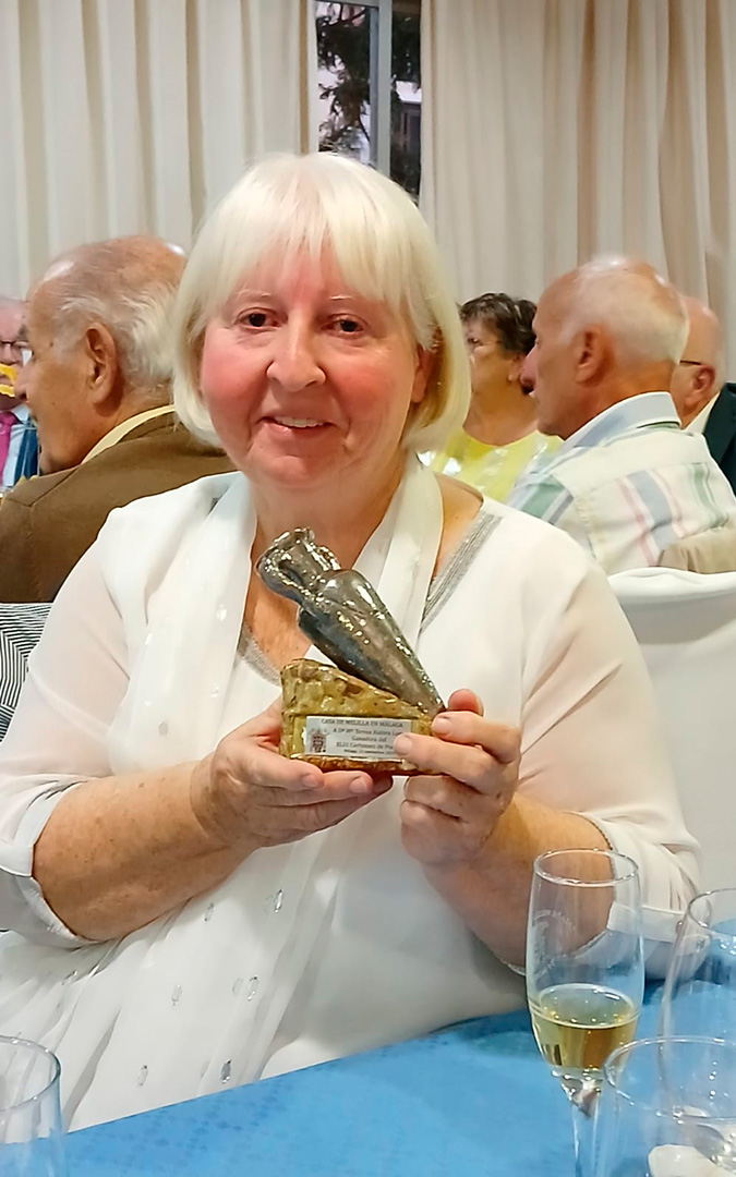 Teresa Rubira Lorén con su Ánfora de Plata. / Archivo personal
