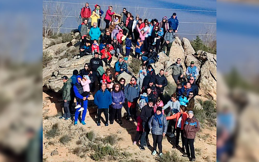El grupo junto al belén montañero de 2024./ Club de Montaña Zalagarda