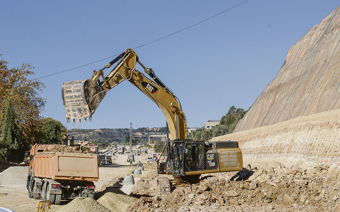 Aspecto de las obras de acceso al nuevo Hospital de Alcañiz a finales de noviembre, que se inaugurará a mediados de 2025. / Laura Castel