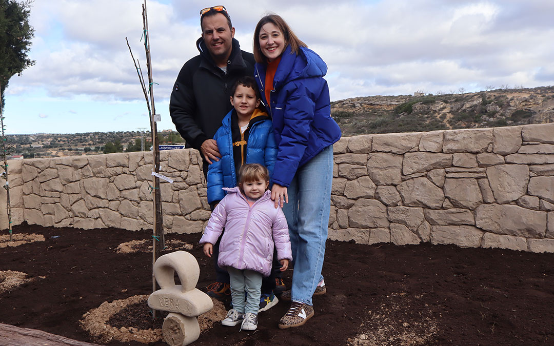 Familia Pueyo Barco tras colocar el chupete en el nuevo Parque de los Nacimientos. / A.Z