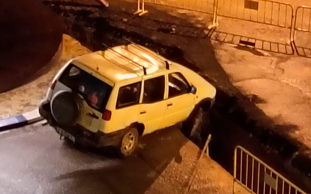 El vehículo ha quedado atrapado en el límite de la zanja de las obras./ J. Repollés