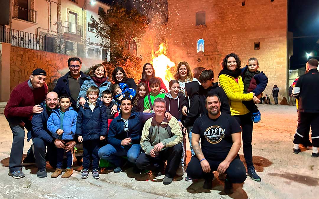Foto de grupo de los vecinos junto a la hoguera. / Ayto. Jatiel