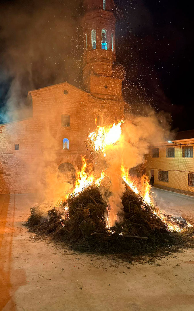 Encendido de la hoguera en la plaza de Jatiel. / Ayto. Jatiel